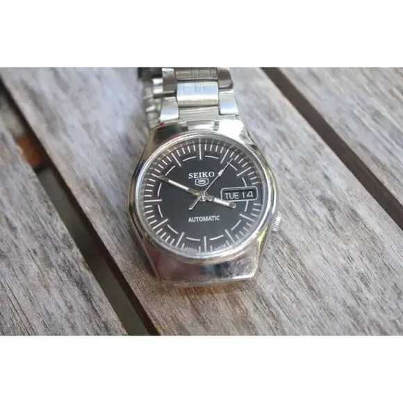 Vintage 1974 Seiko Automatic Mens Silver Watch W/daydate & Black accents - Picture 5 of 5